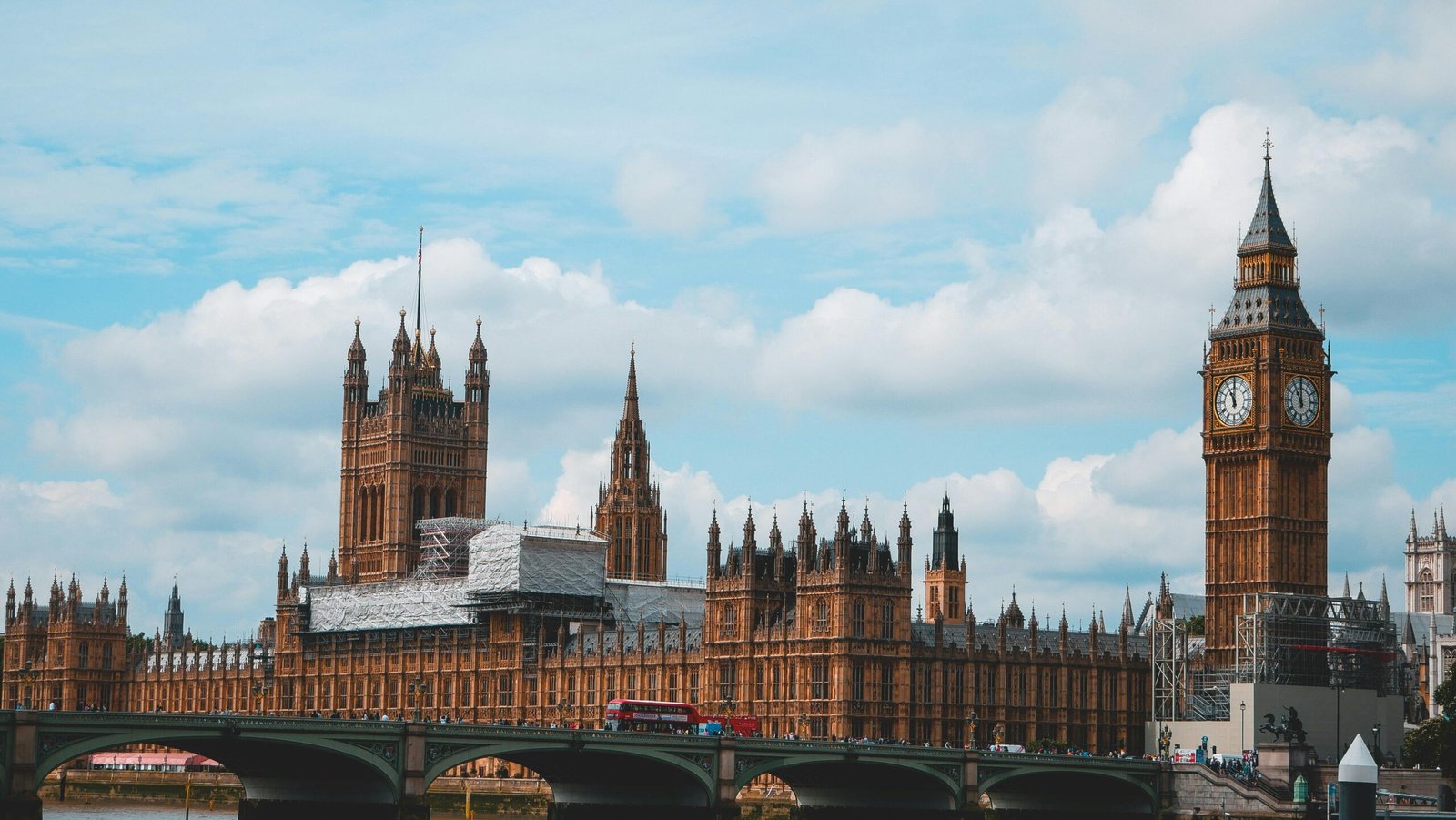 One of the 7 best things to do in London, visiting Big Ben and the Houses of Parliament is a must-do for any trip.