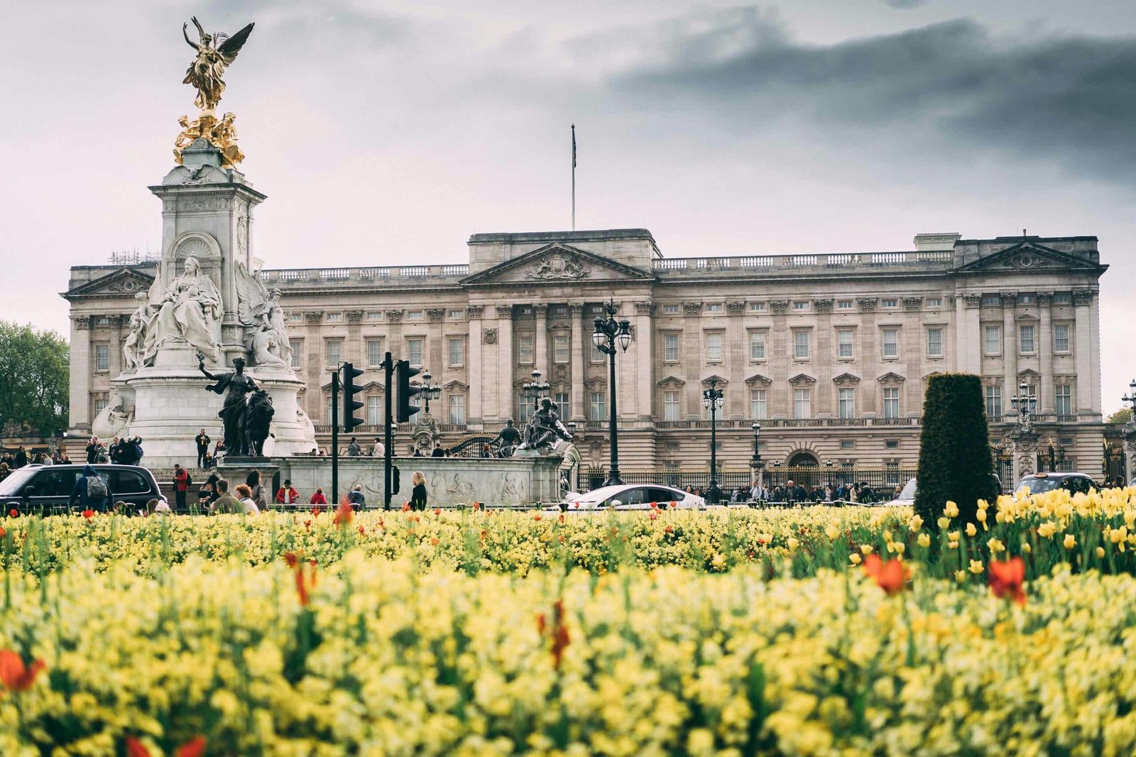 One of the 7 best things to do in London, Buckingham Palace is a must-see for any London trip.