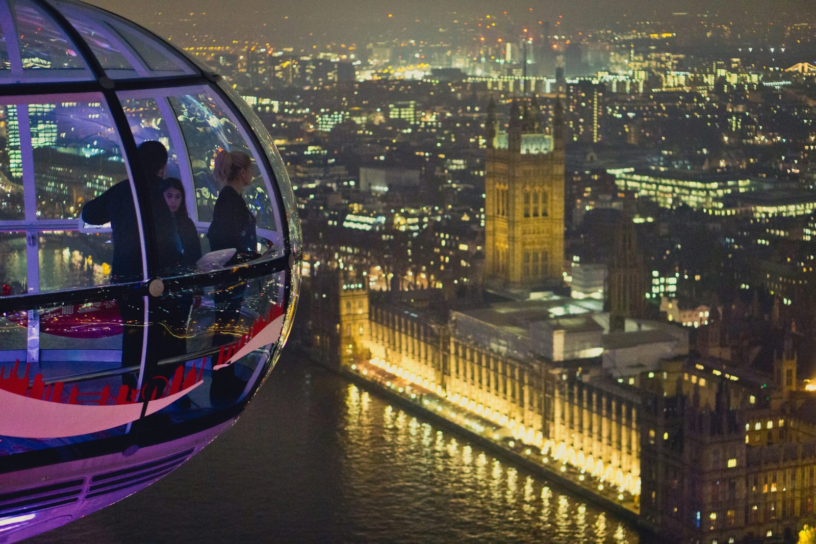 One of the 7 best things to do in London, getting a glimpse of London's cityscape from the London Eye is a must-do.