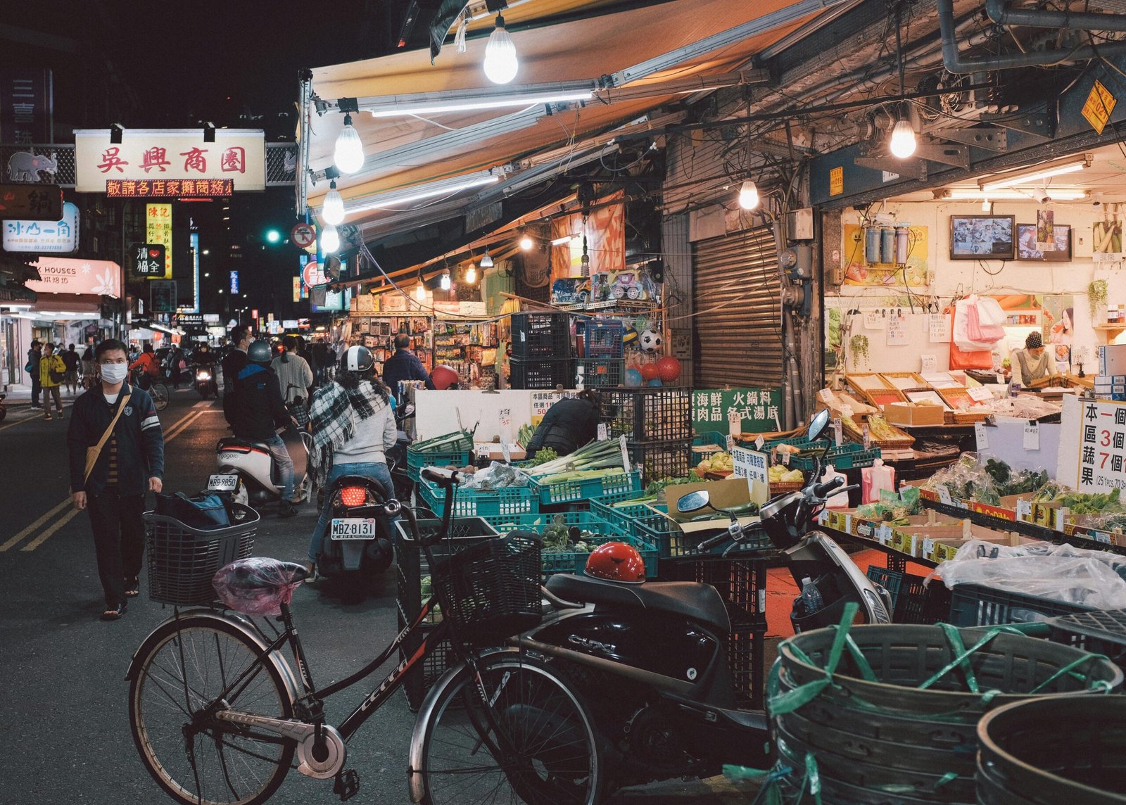 Any Taipei travel guide will include Taipei's famous night markets. 