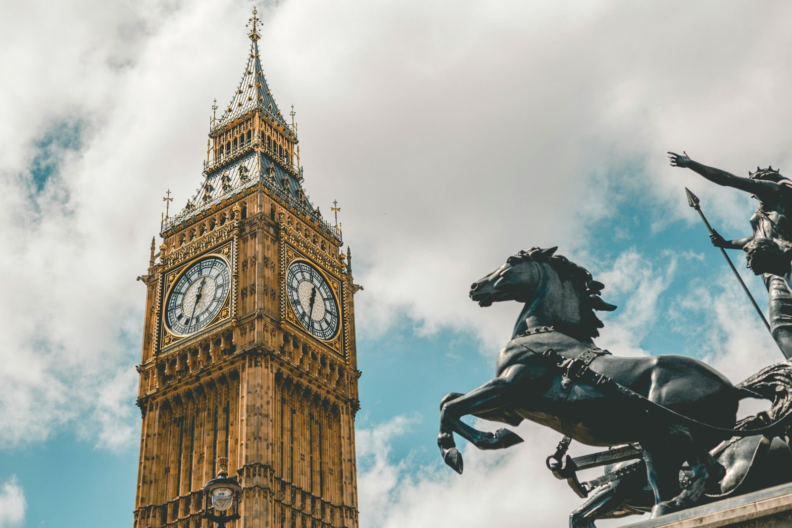 Explore the best things to do in London in this guide. Featured is the iconic Big Ben.