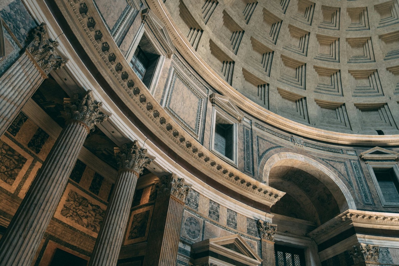 Discover the best things to do in Rome in this Rome travel guide. Featured is the Pantheon.