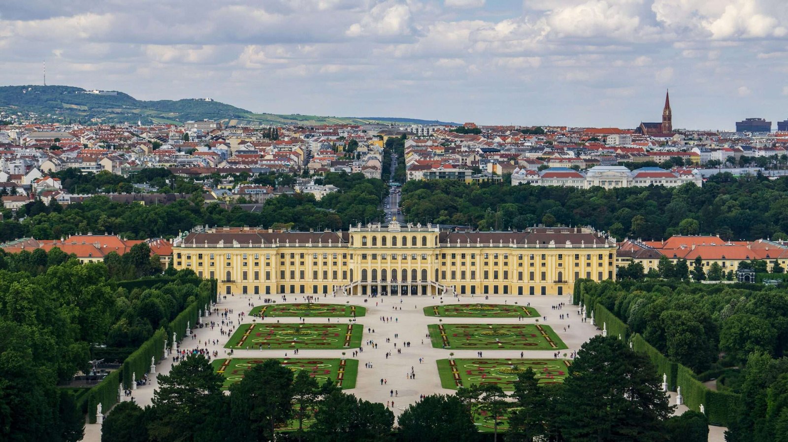 Explore the best things to do in Vienna in this travel guide. Featured is the Belvedere Palace. Featured is Vienna architecture. Featured is the Schönbrunn Palace.