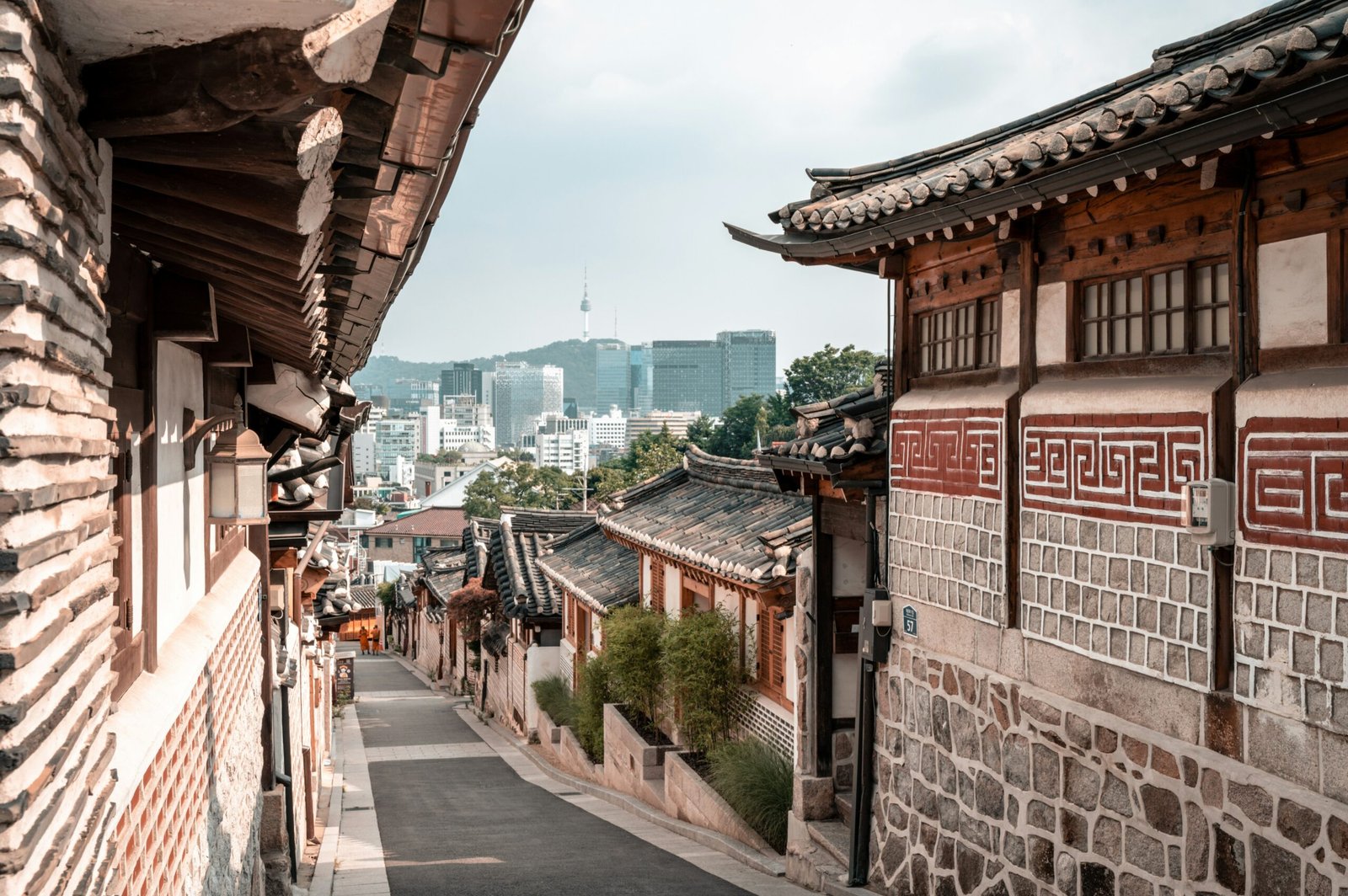 Find the best things to do in Seoul in our detailed guide. Featured is Seoul's charming architecture..