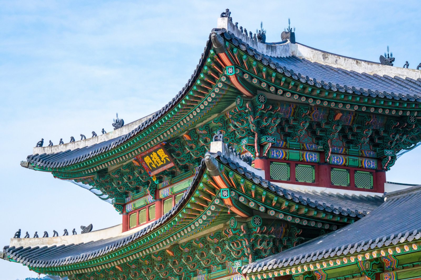 Find the best things to do in Seoul in our detailed guide. Featured are colorful Korean temple.