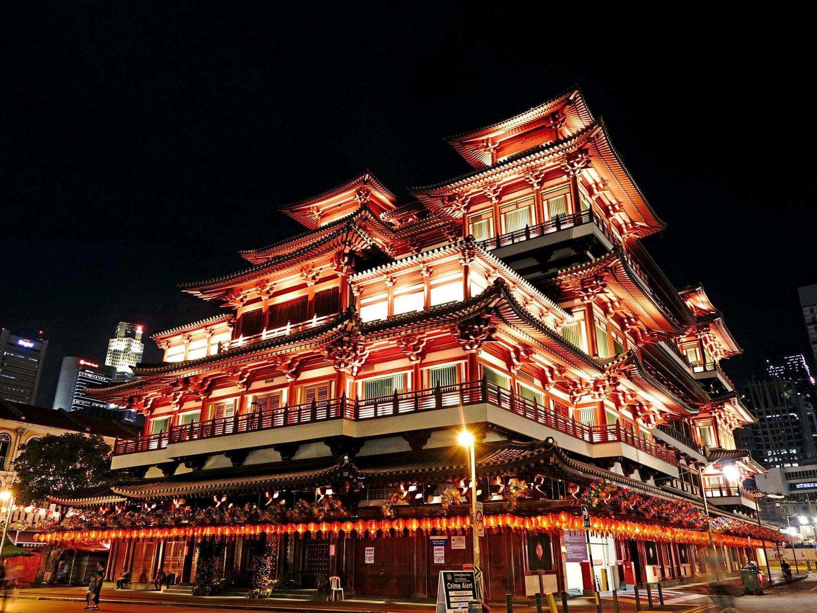 Explore what to do in Singapore for 3 days. Featured is Buddha Tooth Relic Temple.