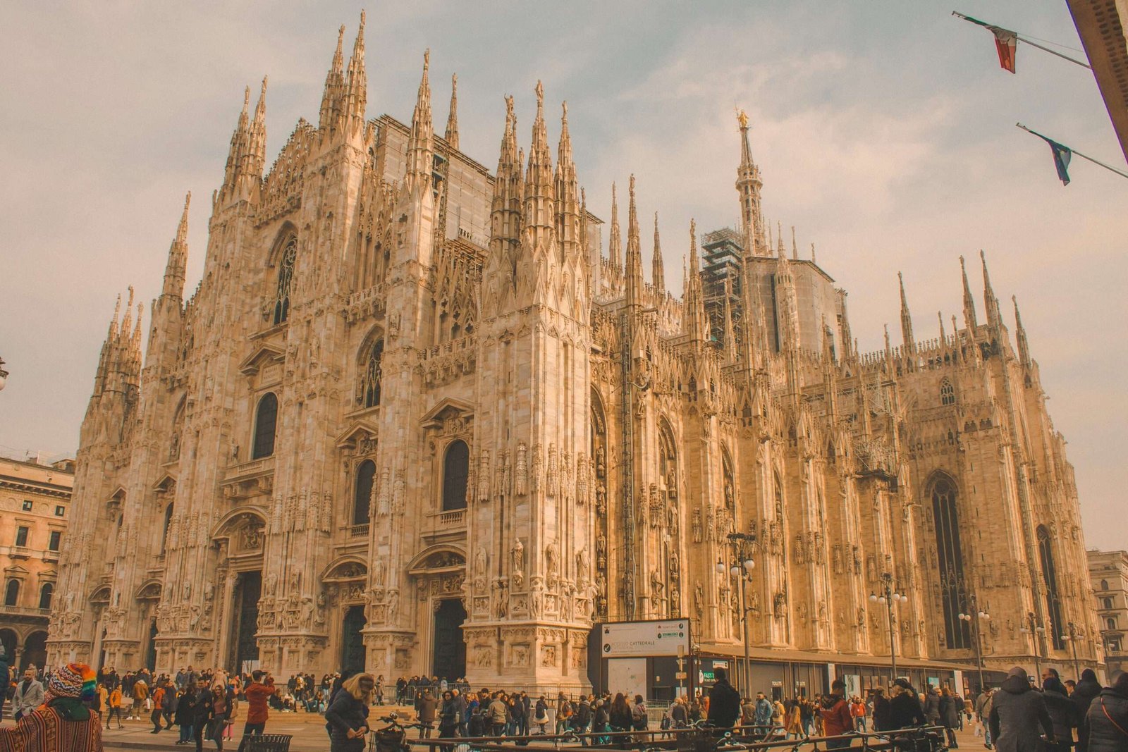 Discover the best things to do in Milan. Featured is the Duomo di Milano.